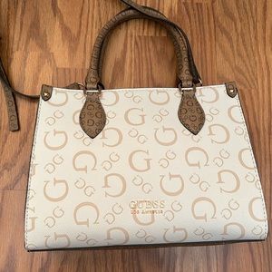 Guess beige bag 💼 new never used no tags. A tote bag 👜